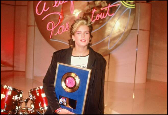 La princesse Stéphanie reçoit son disque d'or sur le plateau de l'émission “À la folie pas du tout” en 1988
