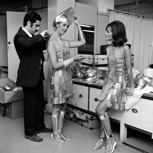 Paco Rabanne sur le plateau du film "Casino Royale" en 1966.