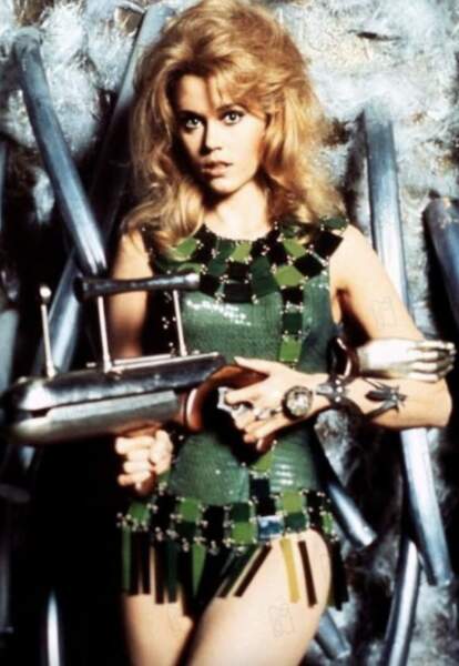 Jane Fonda dans l'un de ses costumes signés Paco Rabanne pour son rôle dans "Barbarella" en 1968.