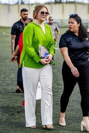 Catharina-Amalia et sa chemise verte néon lors de sa visite à  l'académie de football Compleho Deportivo Frans Figaroa à Aruba, le 31 janvier 2023