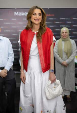 La reine Rania de Jordanie visite le siège de la maison de haute couture Makesy à Amman en Jordanie, le 13 octobre 2022.