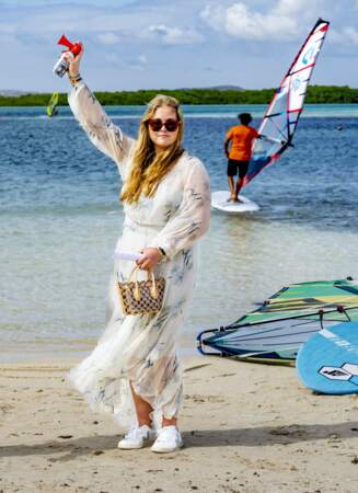 Catharina-Amalia des Pays-Bas renoue avec sa robe légère lors d'une démonstration de sports nautiques sur Sorobon Beach à Bonaire, le 28 février 2023