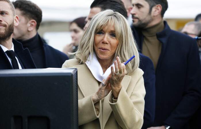 Brigitte Macron s'habille d'un  total-look beige pour clôturer l'Opération des Pièces Jaunes 2023. Le 3 février 2023 