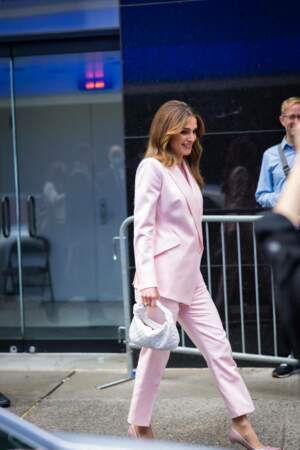 En costume rose poudré, Rania de Jordanie recycle son sac blanc Bottega Veneta à l'occasion de son passage sur le plateau de Good Morning America à New York. Le 22 septembre 2022