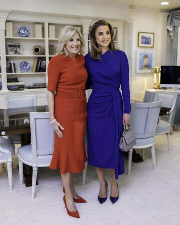 Jill Biden reçoit Rania de Jordanie vêtue d'une robe bleue Elie Saab et d'un sac à main Dolce & Gabbana à la Maison Blanche à Washington, le 1er février 2023