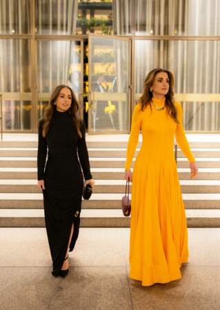 Accompagnée de sa fille, Rania de Jordanie est électrisante avec une robe jaune lors du dîner de gala "Kering Foundation Caring for Women" à New York, le 15 septembre 2022