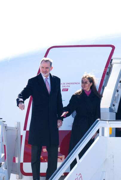 Pour prendre l'avion, Letizia d'Espagne est élégante avec son manteau sobre et noir Mango, le 6 février 2023