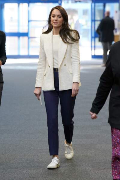Kate Middleton aime les marques accessibles. Elle le prouve, en portant un blazer blanc provenant de la marque Zara ainsi que des baskets Veja à Derby, le 8 février 2023