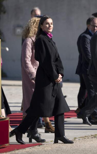  Letizia d'Espagne met de la couleur à sa tenue avec un col-roulé rose fuchsia à Madrid, le 6 février 2023
