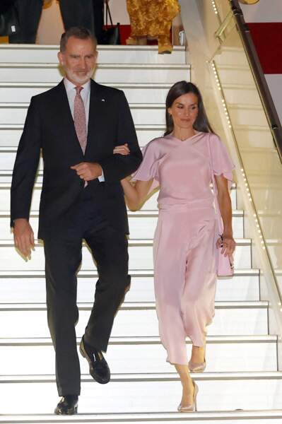 Felipe VI et Letizia d’Espagne sont élégants à leur arrivée à l'aéroport de Quatro de Fevereiro en Angola. Le 6 février 2023
