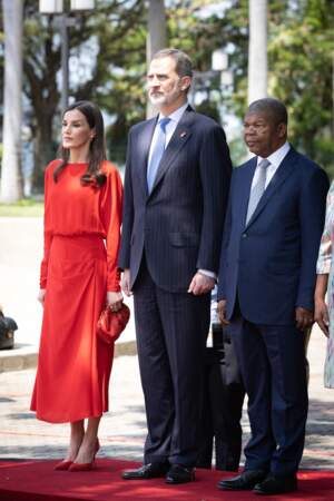 Letizia d'Espagne est divine avec une robe rouge Massimo Dutti, le 8 février 2022