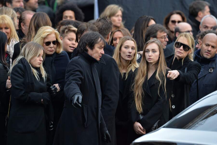 Sylvie Vartan, Darina Scotti, Ilona Smet, Emma Smet, Estelle Lefébure réunies lors des obsèques de Johnny Hallyday, en décembre 2017