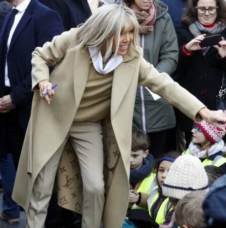 Brigitte Macron et son long manteau beige signé Louis Vuitton, sa marque préférée 
