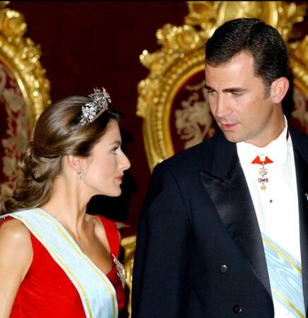 Letizia d'Espagne adopte le chignon bas au dîner de Gala à Madrid, le 18 octobre 2004