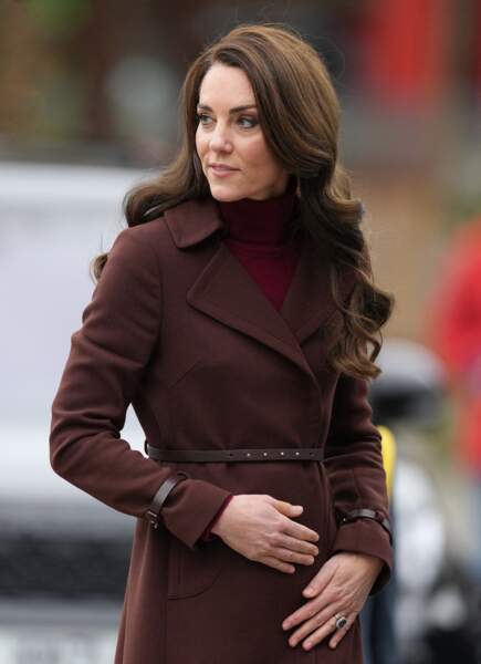 Kate Middleton ceinture son manteau à la taille lors de sa visite au National Maritime Museum Cornwall à Falmouth,le 9 février 2023