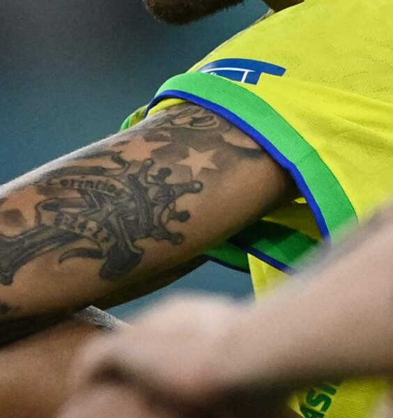 Neymar opte pour une petite étoile sur le bras 