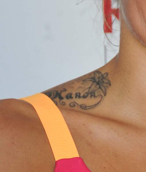 Laure Manaudou se fait tatouer une étoile au milieu de son cou 