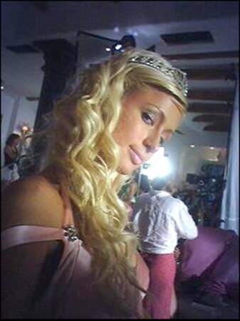 Paris Hilton porte la tiare