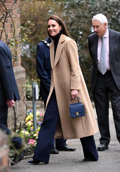 Kate Middleton se réchauffe sous un long manteau en laine Max&Co à Slough, le 21 février 2023