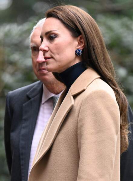 Kate Middleton accorde son col roulé marine à un pantalon ample à Slough, le 21 février 2023