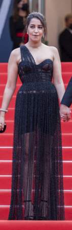 Leïla Bekhti monte les marches du Festival de Cannes en robe bustier et semi-transparente issue de la collection Dior Haute Couture au Festival de Cannes 2021