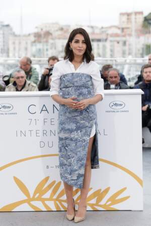 Leïla Bekhti superpose à une chemise blanche, une robe bustier Dior au Festival de Cannes en mai 2018