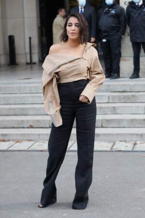 Leïla Bekhti porte la chemise de manière décontractée et ouverte sur l'épaule au défilé L'Oréal de la Fashion Week, le 3 octobre 2021