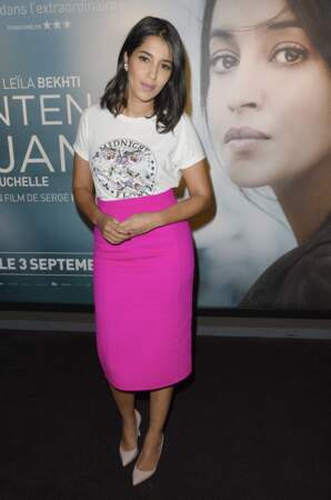 Leïla Bekhti enfile une jupe taille haute rose néon au cinéma UGC en septembre 2014