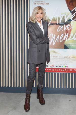 Brigitte Macron à l'Avant-première du film "Arrête avec tes mensonges" au cinéma UGC Danton à Paris, le 21 février 2023. Pour l'occasion, la Première Dame a misé sur un costume cintré gris et des bottines marrons. 
