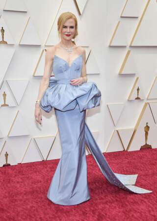 Nicole Kidman est superbe avec une robe à plusieurs étages de la maison italienne Armani Privé 
à la cérémonie des Oscars à Los Angeles en 2022