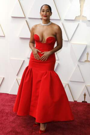 Tracee Ellis Ross sélectionne la robe rouge vif signée Carolina Herrera à la cérémonie des Oscars à Los Angeles en 2022