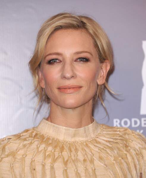 Avec sa mèche sur le côté, Cate Blanchett met en valeur son visage à la cérémonie des Oscar en 2014