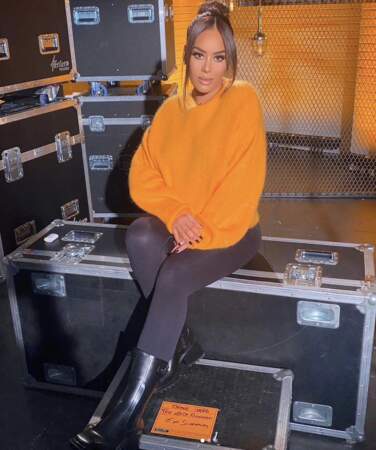 Amel Bent est lumineuse avec un pull orange et des bottes Chloé sur le plateau de The Voice, le 22 décembre 2021