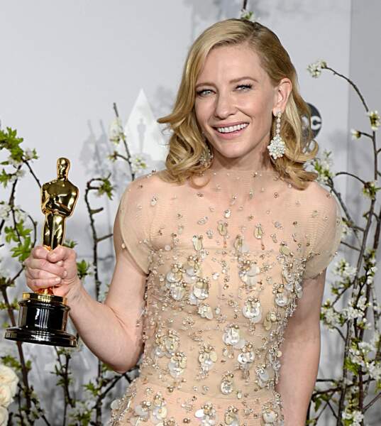 Cate Blanchett réalise des ondulations sur l'ensemble de ses longueurs lors de la 86ᵉ cérémonie des Oscars, le 2 mars 2014