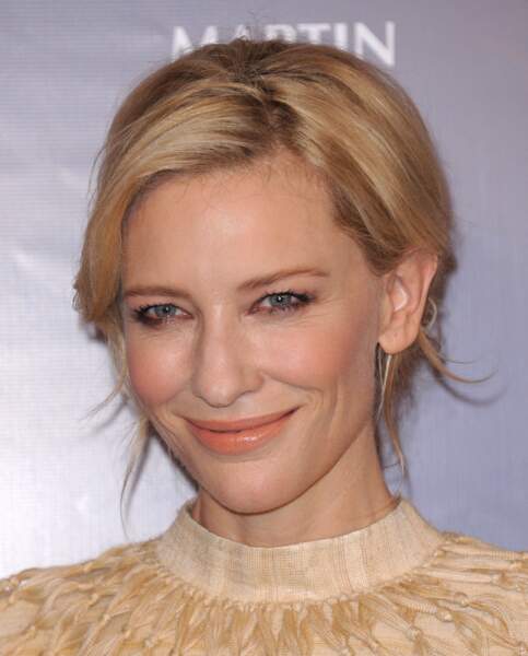 Cate Blanchett vient nouer ses cheveux en un chignon bas et flou lors de la cérémonie des Oscar en 2014
