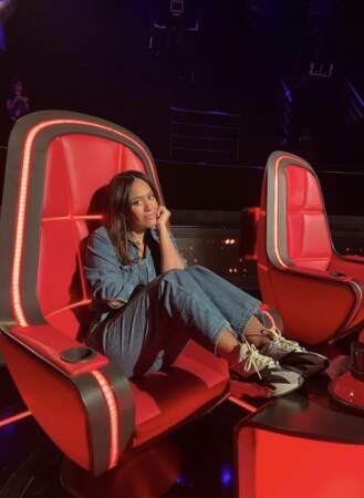 Amel Bent et son total-look en jean sur le plateau de The Voice, le 24 janvier 2020
