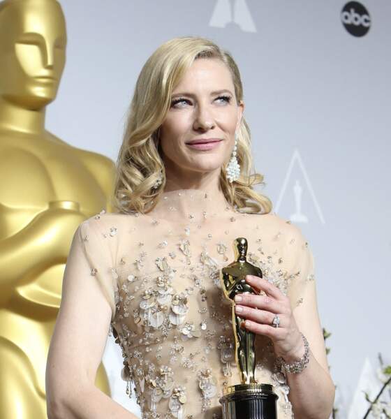 Cate Blanchett est sublime avec un blond clair et des bijoux Chopard lors de la 86ᵉ cérémonie des Oscars, le 2 mars 2014