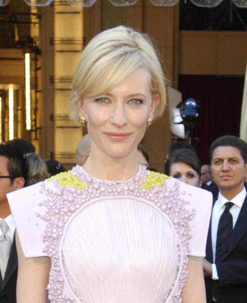 Cate Blanchett place la mèche sur la partie haute de son visage à la cérémonie des Oscar en 2011