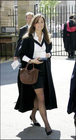 Kate Middleton reçoit son diplôme de fin d'études à l'université de St Andrews en Ecosse.