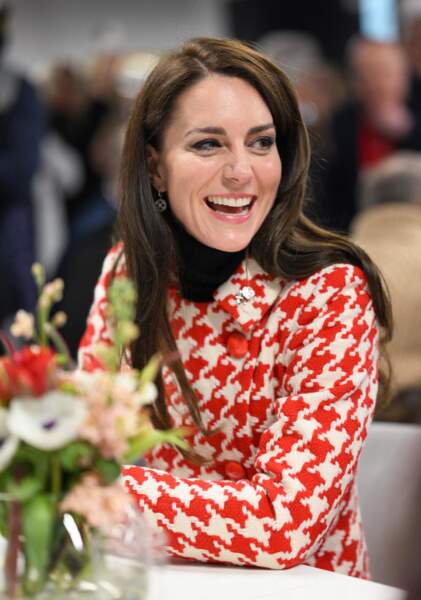 Kate Middleton place un col roulé noir en dessous de sa robe colorée au stade Millennium de Cardiff, le 25 février 2023