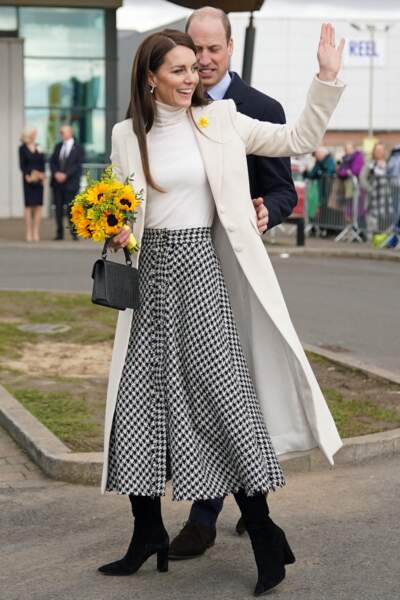 Kate Middleton porte une jupe Zara en pied-de-poule à Port Talbot le 28 février 2023. À cela, elle ajoute une minaudière noire de la marque Mulberry
