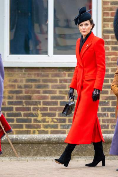 Kate Middleton est élégante en long manteau rouge en visite au "1st Battalion Welsh Guards at Combermere Barracks "à Windsor, à l'occasion de la Saint-David le 1er mars 2023 