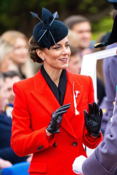 Kate Middleton place un chapeau sur sa longue chevelure, le 1er mars 2023