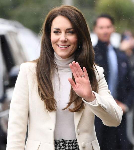 Kate Middleton et son manteau immaculé signé Alexander McQueen à Llanharan, le 28 février 2023