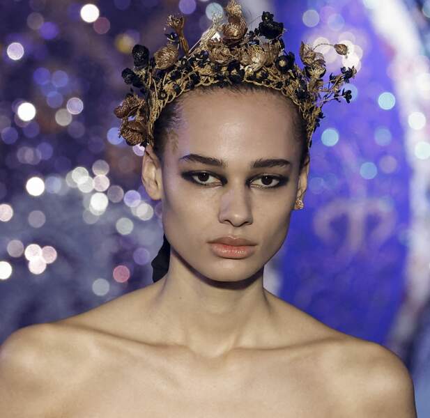 Serre-tête en or au défilé Christian Dior - prêt-à-porter automne-hiver 2023/2024 lors de la Fashion week de Paris (28 février 2023)