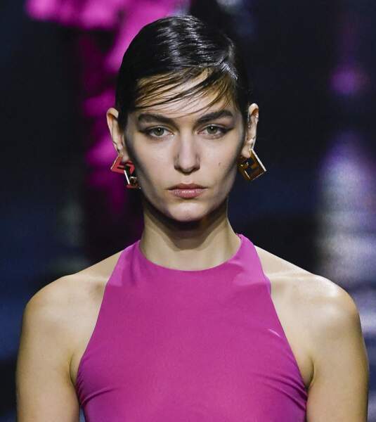 Mèche plaquée sur le visage au défilé Fendi - prêt-à-porter automne-hiver 2023/2024 lors de la Fashion week de Milan (22 février 2023)