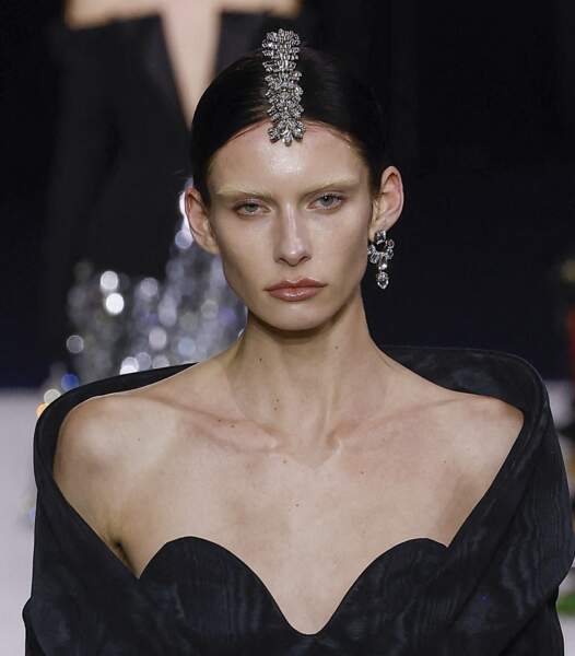 Bijoux de tête au défilé Balmain - prêt-à-porter automne-hiver 2023/2024 lors de la Fashion week de Paris (1er mars 2023)