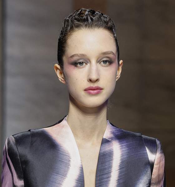 Cheveux wet et style "vague" au défilé Giorgio Armani - collection prêt-à-porter automne-hiver 2023/2024 lors de la Fashion week de Milan (26 février 2023)