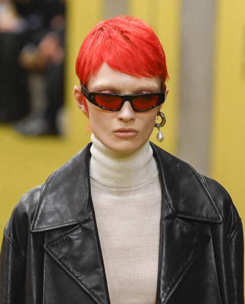 Cheveux colorés sur cheveux courts Défilé Gucci prêt-à-porter automne-hiver 2023/2024 lors de la Fashion week de Milan (24 février 2023)