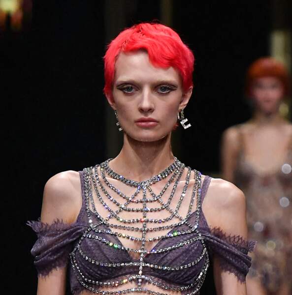 Cheveux colorés sur cheveux courts au défilé Elisabetta Franchi - prêt-à-porter automne-hiver 2023/2024 lors de la Fashion week de Milan (25 février 2023)